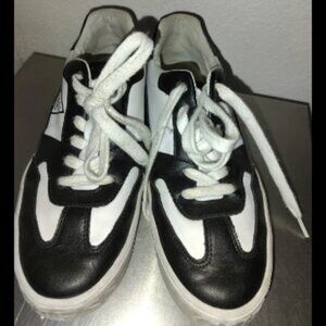 GUC Guess Black and White Women's Tennis Shoes Size 9M Lace Up WGANAYA-R.